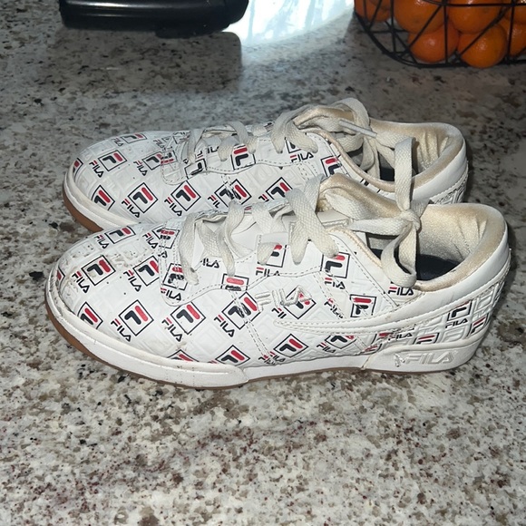 SLIGHTLY WORN FILA SNEAKERS. - Picture 2 of 3